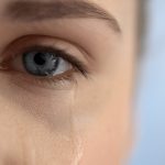 Pourquoi est-ce qu’on pleure ? Explication médicale par le Dr Soukaina Boussena, ophtalmologue à Tange