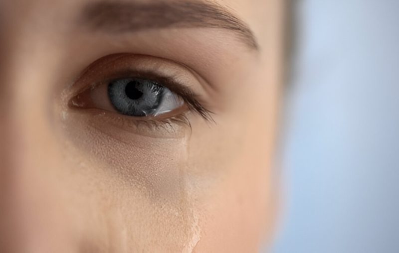 Pourquoi est-ce qu’on pleure ? Explication médicale par le Dr Soukaina Boussena, ophtalmologue à Tange