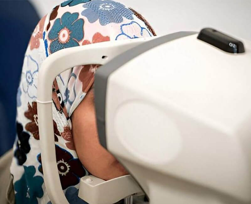 Examen de la vue par le Dr Soukaina Boussena, ophtalmologue à Tanger